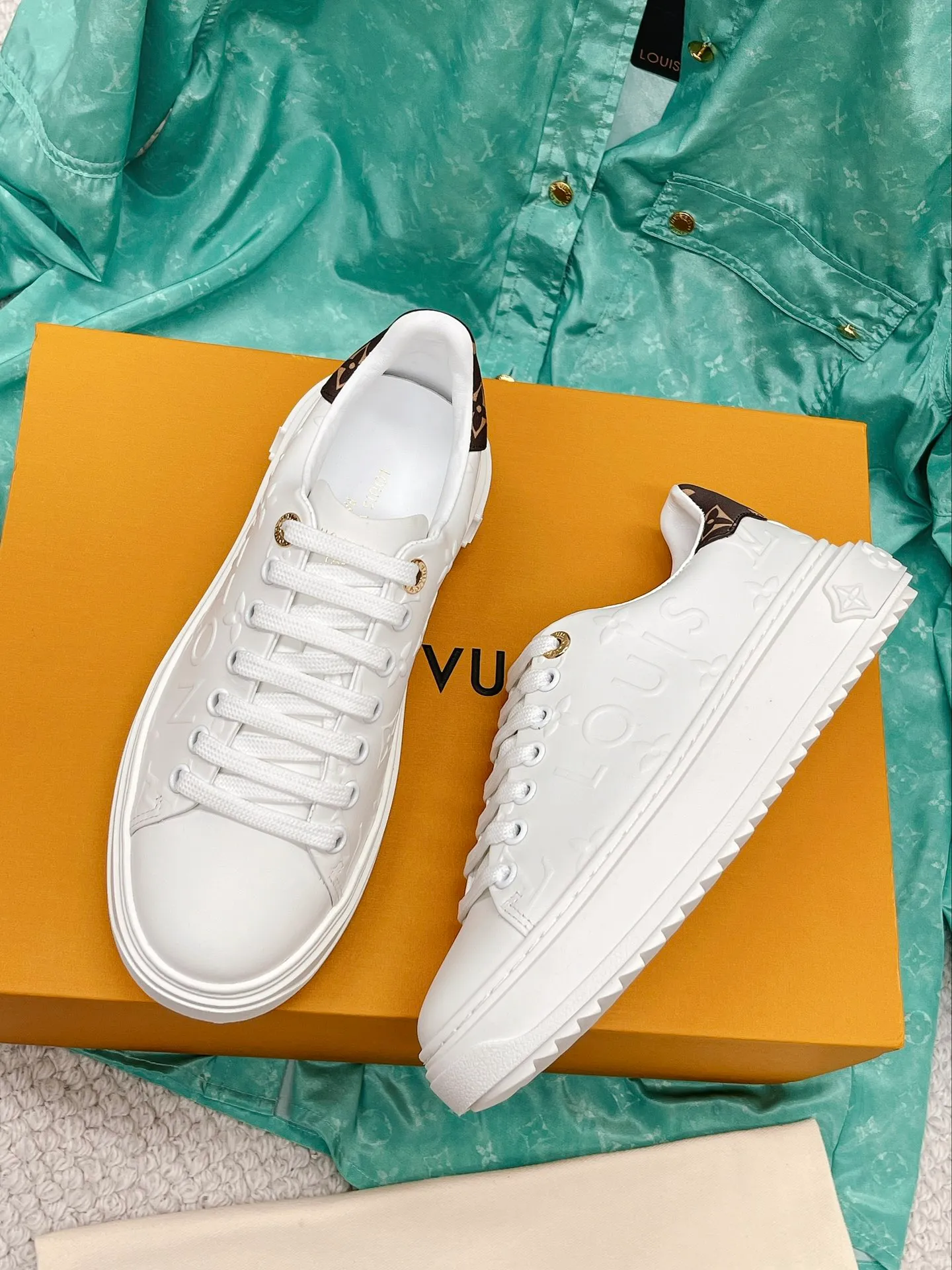 👟👟Ex-factory price 560👟👟 Women's shoes, women's clothing LV (couples) Donkey brand 2022 new color, the latest thick-soled white shoes, three-dimensional embossing process, new color, super good-looking, girly heart, youthful vitality, versatile fashion —————————————————— Fabric: cowhide Lining: silk cowhide Outsole: T👟👟Ex-factory price R wear-resistant sole Code number: 35-45